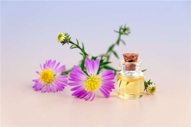 香氛產品中添加的是精油還是香精呢？